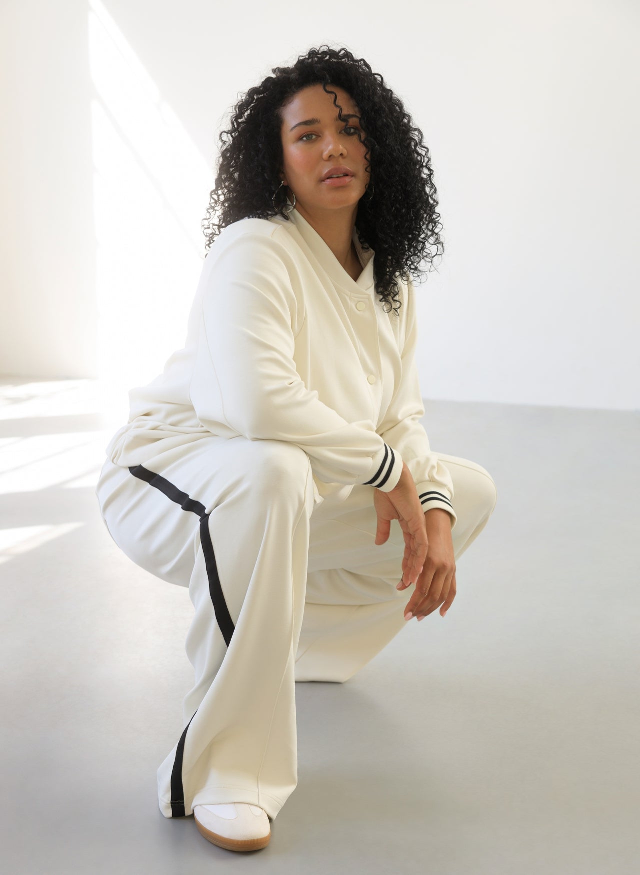 Jelisa | Antique White/Black