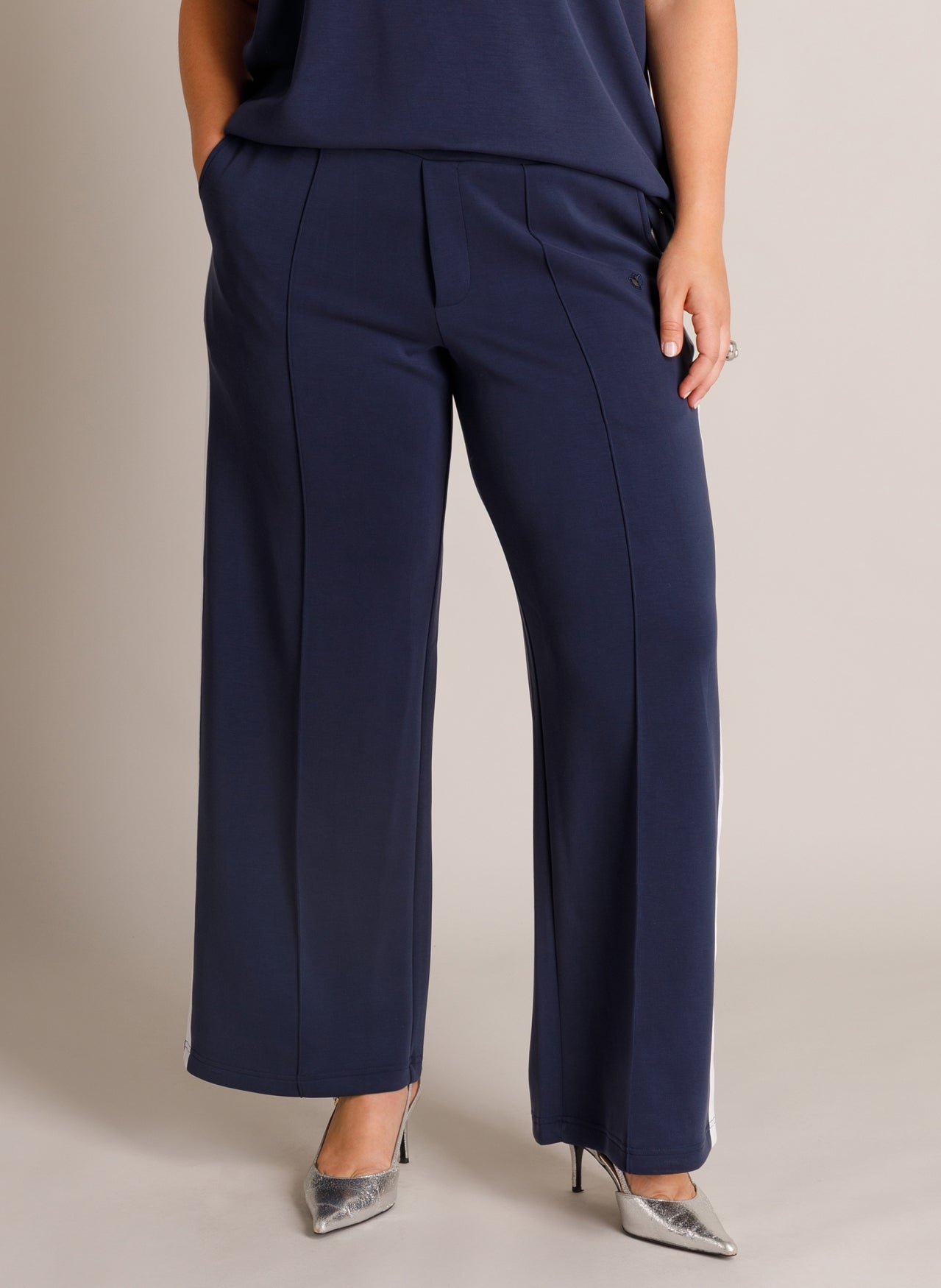 Jelisa Essential | Dark Blue/Off white