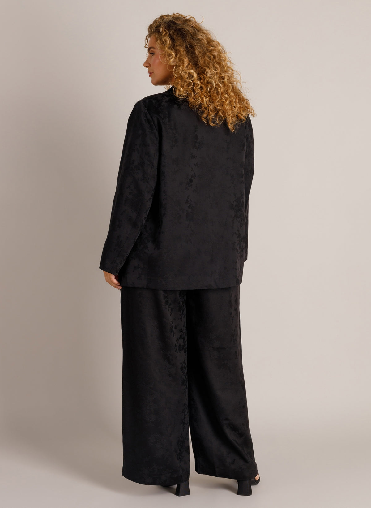 YCZaneta | Black