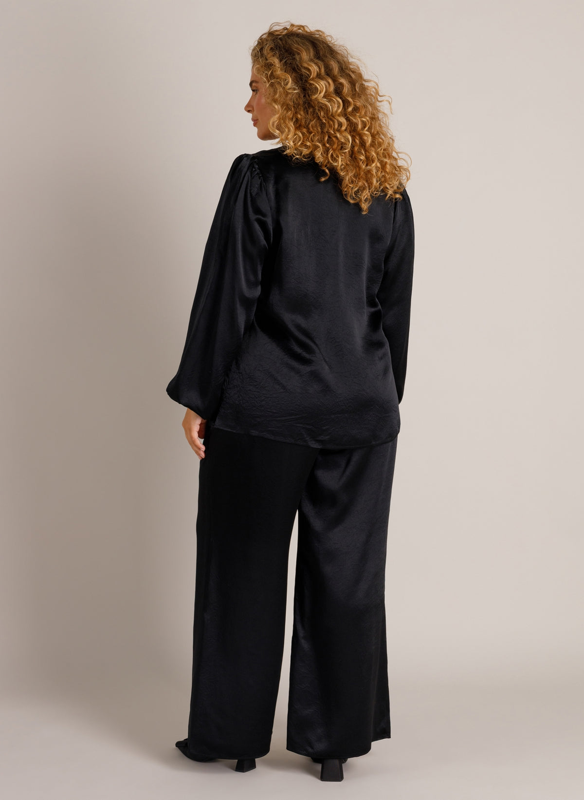 YCZella | Black