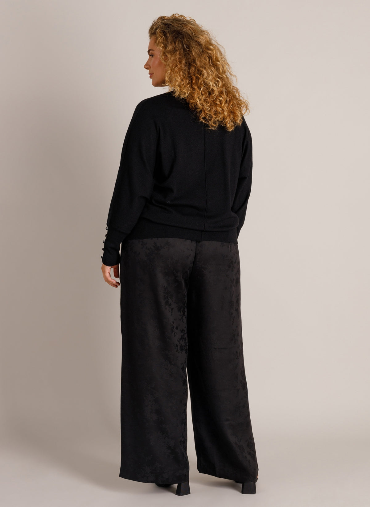 YCZola | Black