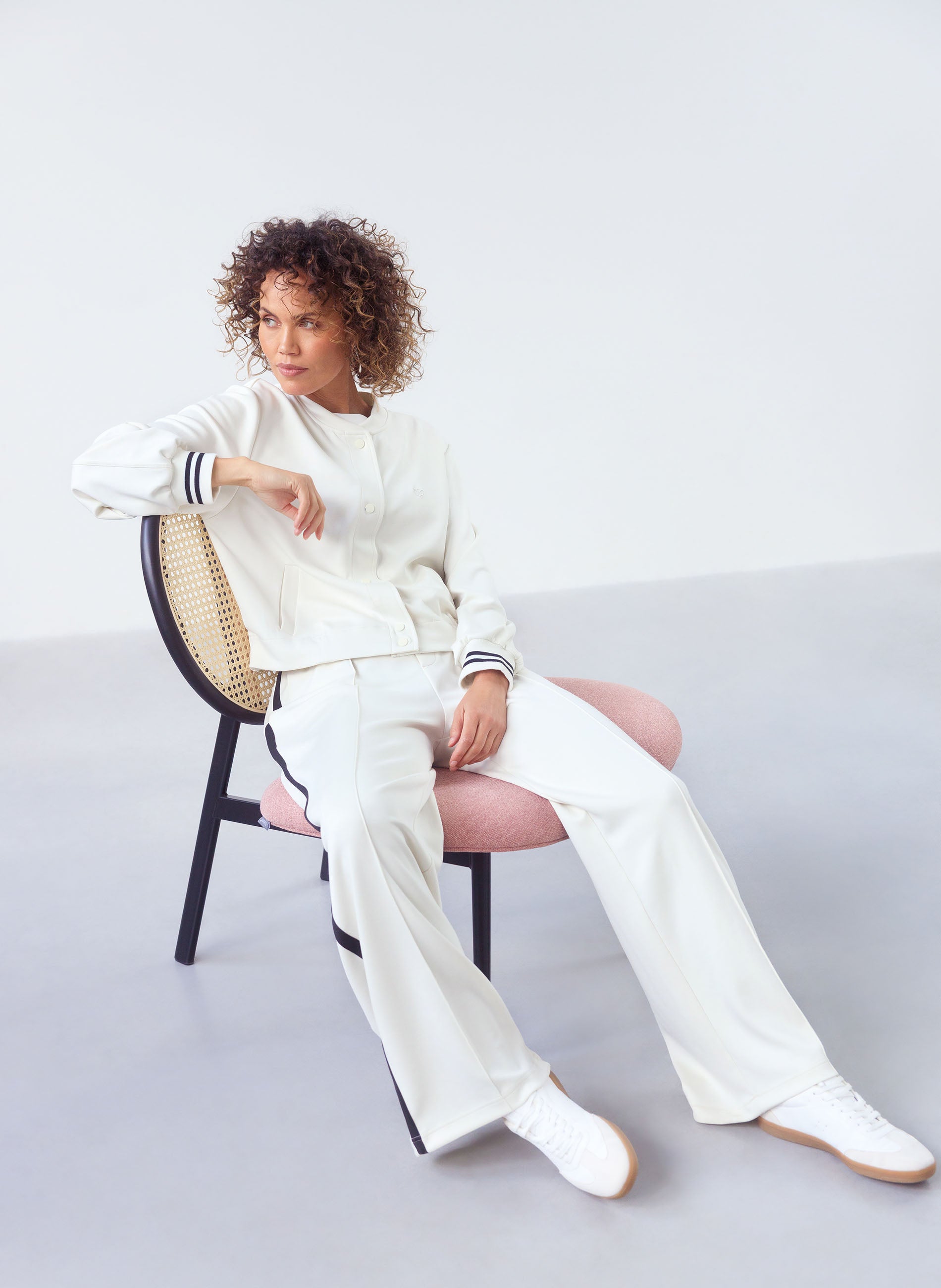 Ieva | Antique White/Black