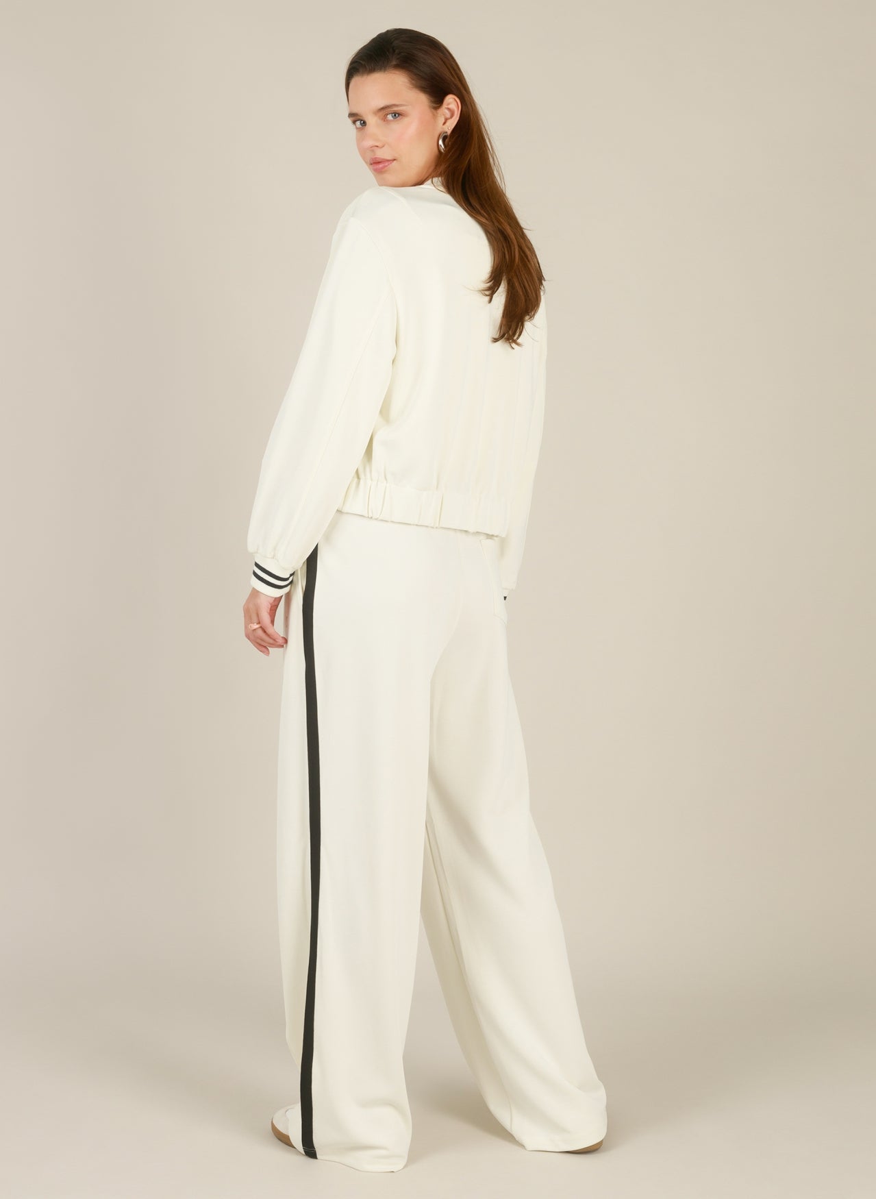 Ieva | Antique White/Black