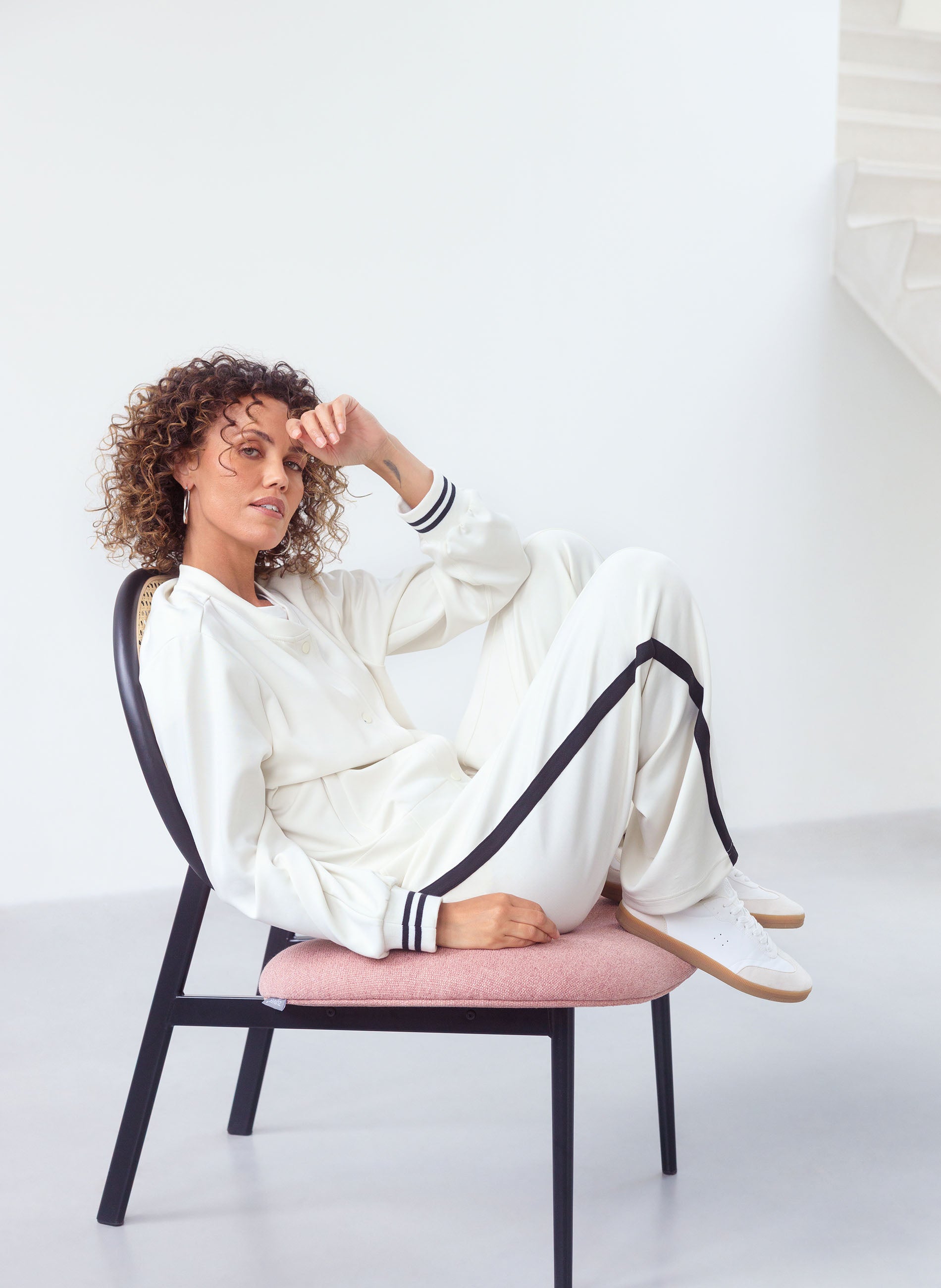 Ilma | Antique White/Black