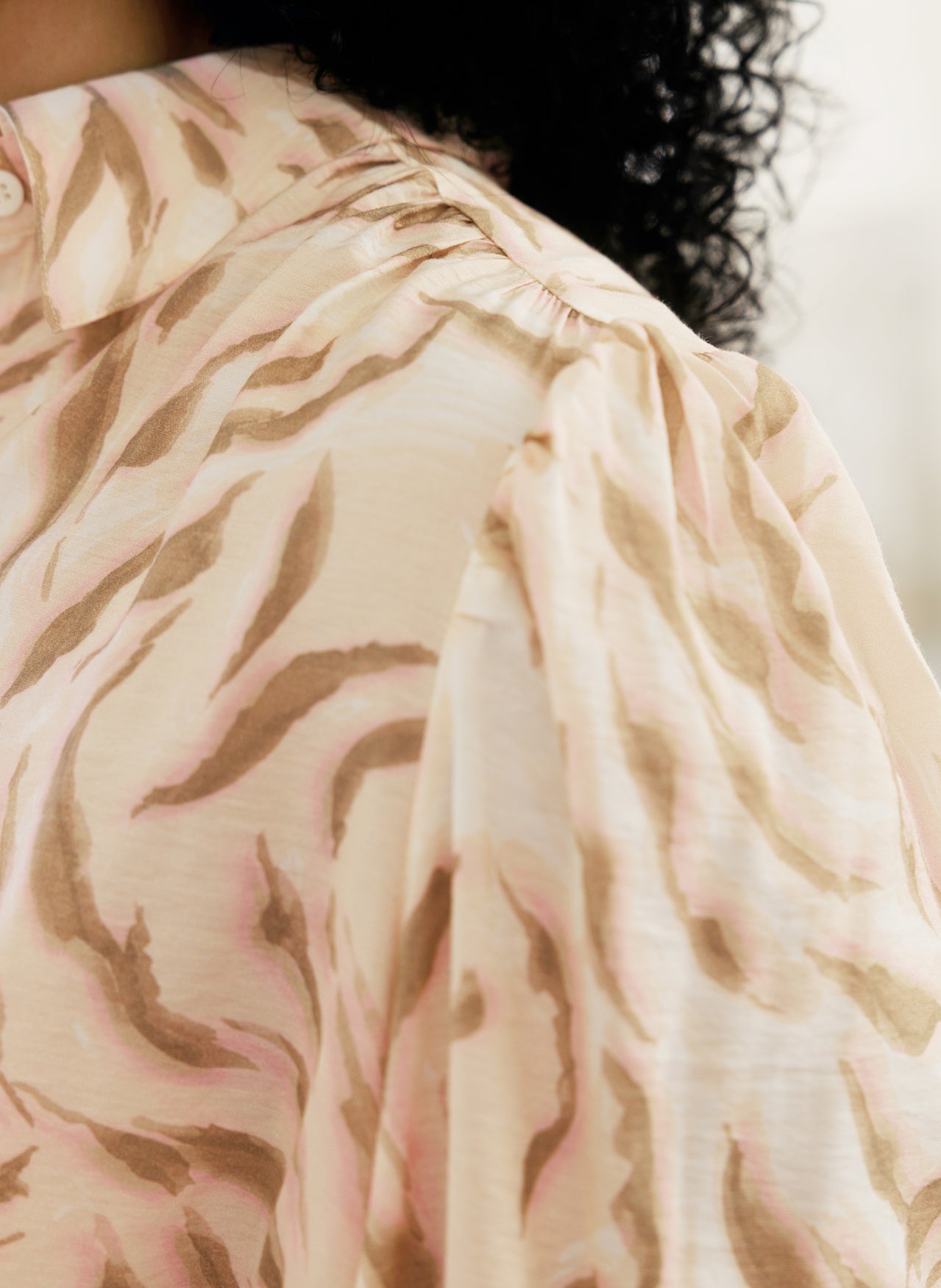 Vajenna Essential | Antique White/Multi