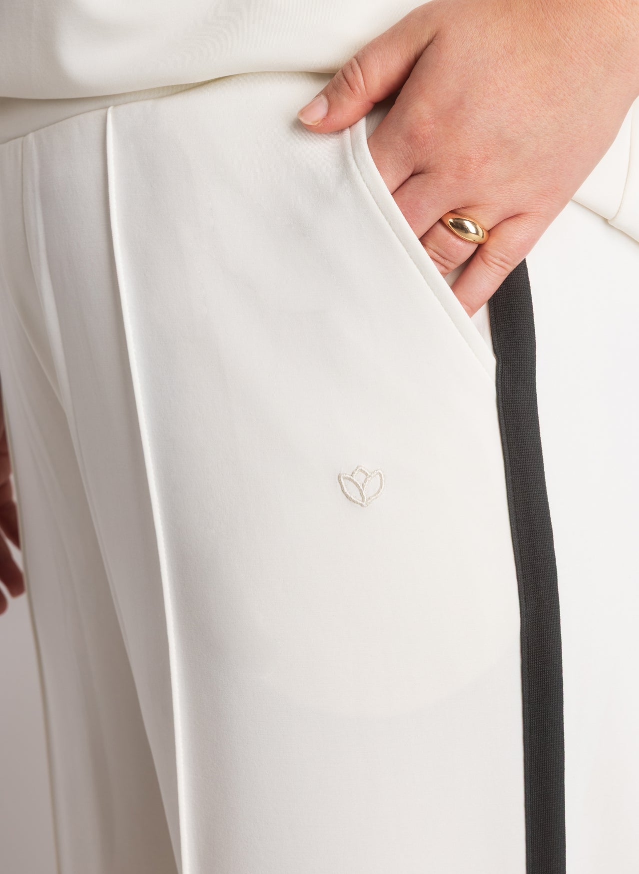 Jelisa | Antique White/Black