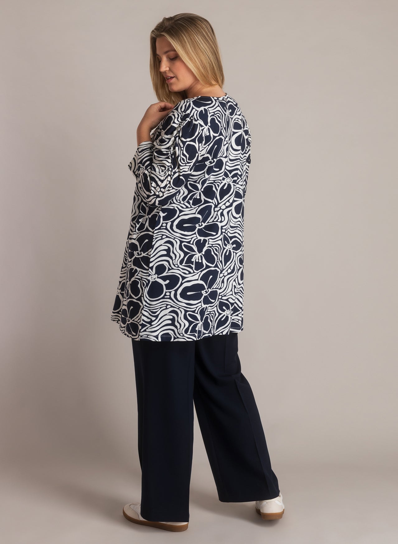 Jovita | Navy/Off White