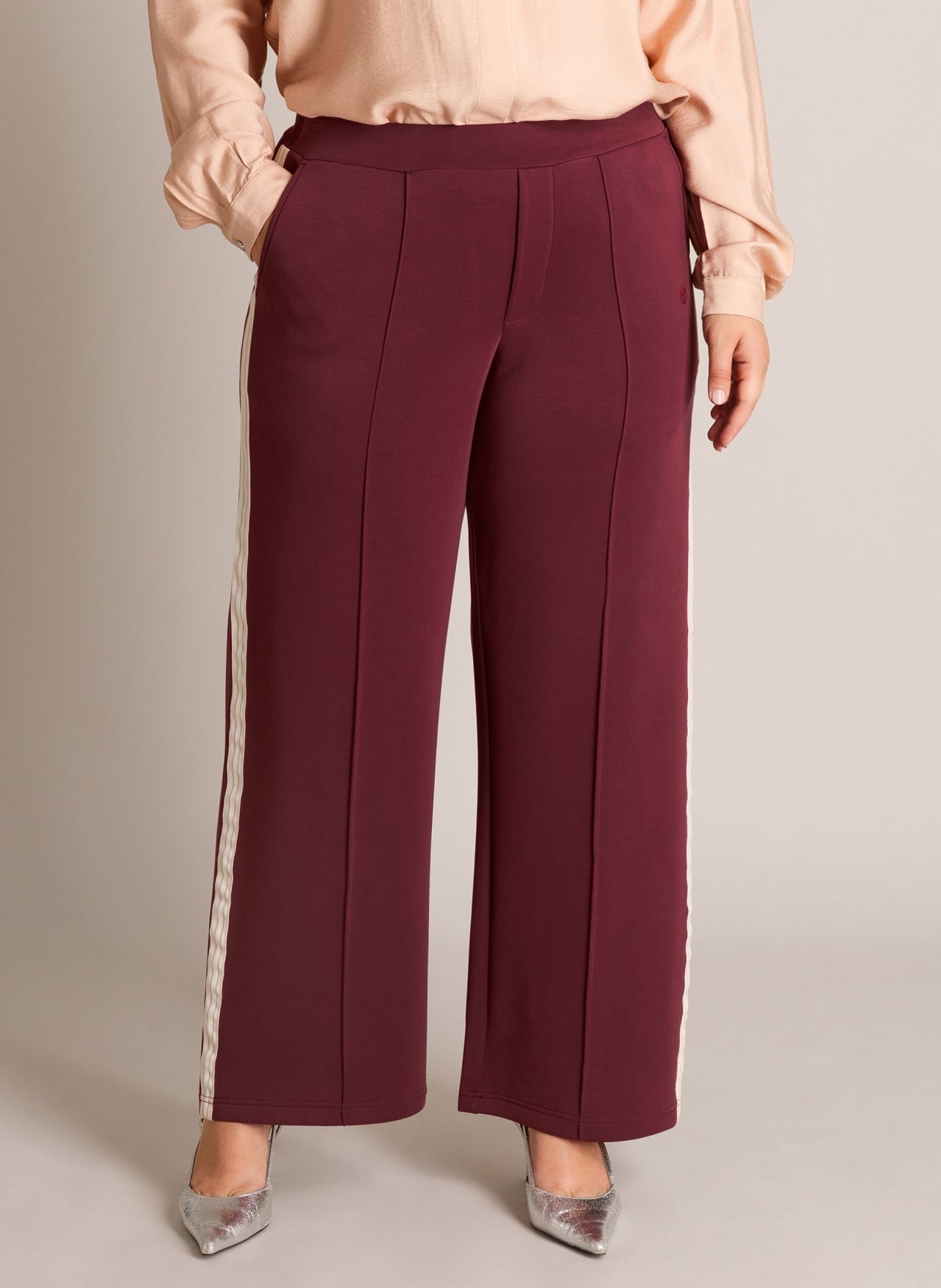 Jelisa Essential | Wine Red/Beige Cream