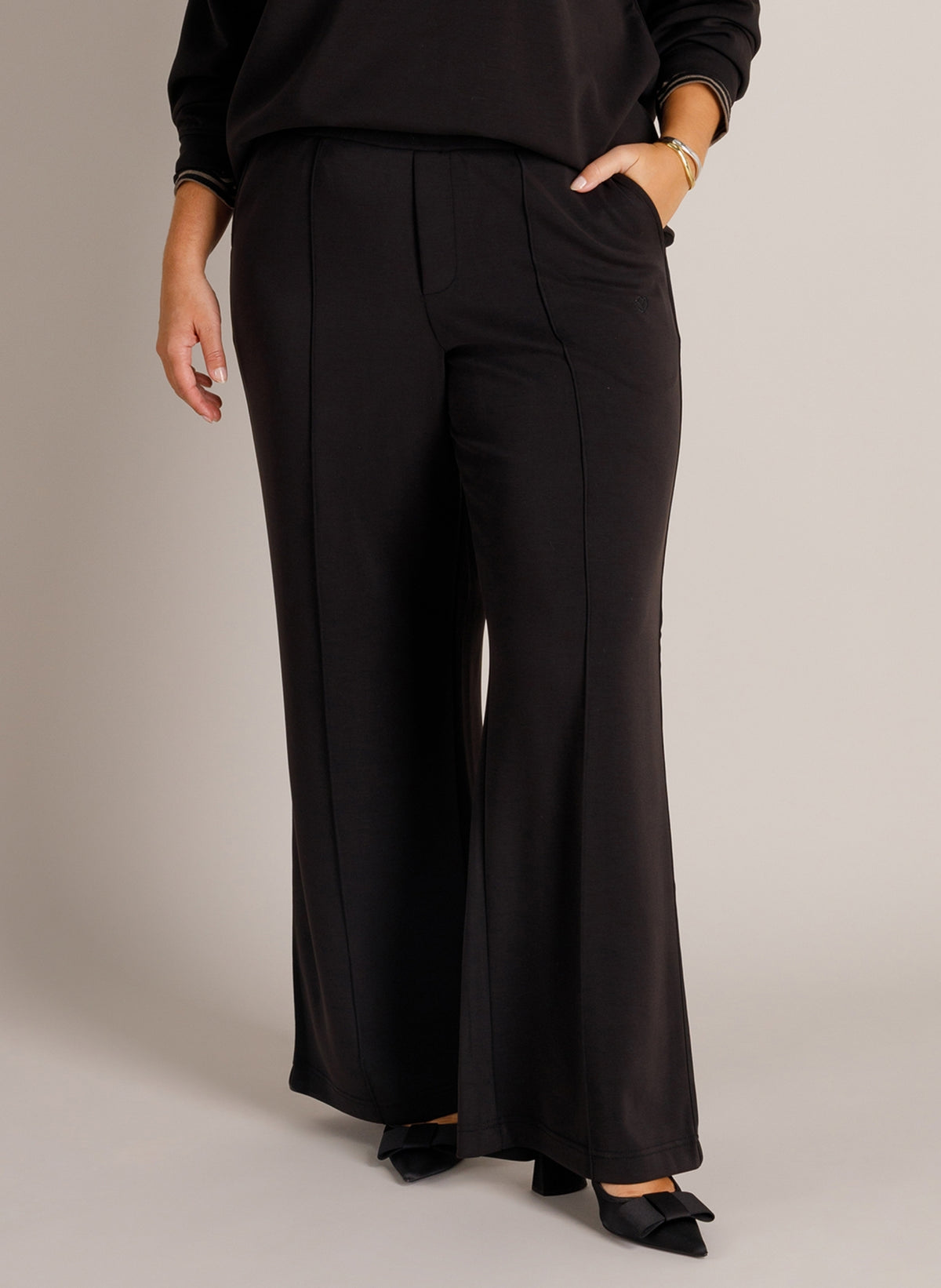 YCJelisa Essential | Black