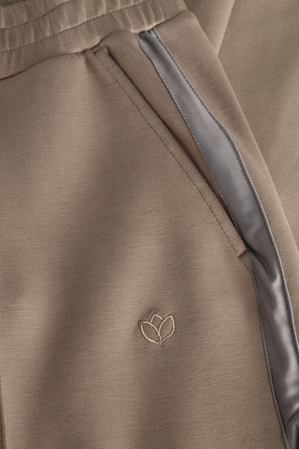 YCJelisa Essential | Taupe Grey